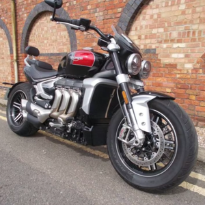 Cruiser musclé à trois cylindres refroidi par liquide 2458cc 2024/2025 avec moteur haute performance de 182 CV - Product Image 1