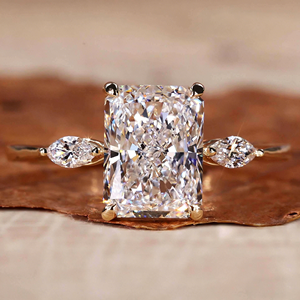 Anillo de Compromiso Estilo Hiphop con Diamante Cultivado en Laboratorio de Corte Brillante Redondo AMBER JEWELS, con Piedras Laterales en Forma de Pera, Chapado en Oro Rosa de 14K - Product Image 3