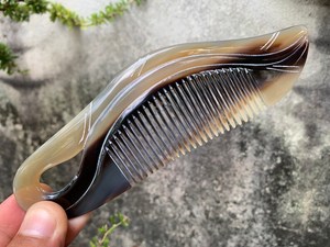 หวีแกะสลักจากเขาควาย งานฝีมือ รูปทรงพิเศษ คอลเลคชั่นดูแลเส้นผมสุดหรู - Product Image 2