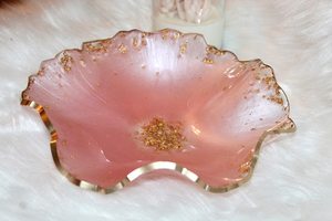 ถาดเสิร์ฟเรซิ่นสีชมพูขนาดใหญ่ งานฝีมือเหนือกาลเวลา ล้างทำความสะอาดได้ ปรับแต่งได้ พร้อมตกแต่งด้วยเกล็ดทองคำวาดด้วยมือ - Product Image 4