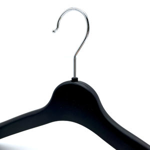 Cintres en plastique noir de qualité supérieure, fabricant en gros de cintres pour vêtements, cintres en plastique avec logo imprimé - Product Image 3