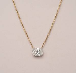 Collar con colgante de diamante redondo, el más vendido, para mujer, joyería de lujo en oro, regalo para aniversario, disponible para la venta. - Product Image 2