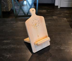 Support de livre de recettes en bois sculpté, réglable, pour comptoir de cuisine, support de tablette, cadeau - Product Image 1