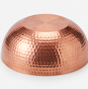 Cuenco de cobre martillado hecho a mano, plato de servir moderno de metal para uso en la cocina, vajilla y restaurantes. - Product Image 3