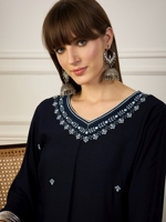 Kurta pour femmes en viscose bleu marine brodée, style indien pakistanais traditionnel, coupe régulière, décontractée, longueur normale, séchage rapide