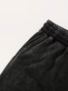 Pantalones cortos lavados para hombre con diseño de estampado cruzado de tonos oscuros, estilo vintage, color liso, ideales para uso diario. - Product Image 5