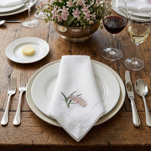 ผ้าเช็ดปากปักลายดอกกล้วยไม้แบบสั่งทำขายส่ง ผ้าเช็ดปากสำหรับงานเลี้ยงอาหารค่ำ ผ้าฝ้ายเย็บริมอย่างดี ผ้าเช็ดปากสำหรับโต๊ะอาหาร ทนทาน เหมาะสำหรับงานแต่งงานและงานอีเว้นท์ต่างๆ - Product Image 3