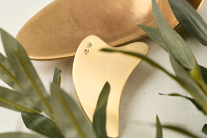 Outil facial Gua Sha en forme de cœur NOBBAN, bronze coréen Bangjja Yugi (alliage 78:22), lifting en V et massage du visage - Product Image 4