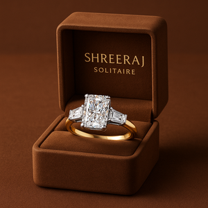 Anillo de Compromiso con Tres Diamantes Cultivados en Laboratorio con Corte Radiante Certificado por IGI, con Diamantes Laterales Cónicos en Oro Sólido de 14K, Venta al Por Mayor - Product Image 2