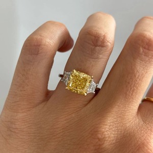 Anillo de Compromiso Personalizado de Lujo en Oro Amarillo de 14 Quilates con Diamante de Corte Cojín de 5 Quilates y Tres Piedras Laterales en Forma de Trapezoide, Fabricante de Joyería Fina OEM ODM - Product Image 2