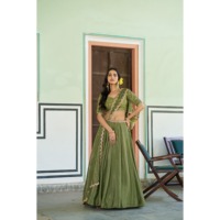 Lehenga de créateur pour femmes avec des détails complexes en sequins et broderies