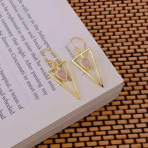 Pendientes colgantes con forma de punta de flecha triangular chapados en oro con cuarzo rosa, joyería minimalista hecha a mano, regalo de enero para novia R - Product Image 3