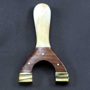 หนังสติ๊กไม้ทำมือพร้อมด้ามจับสีงาช้างและลายทองเหลือง ความยาว 5 นิ้ว - Product Image 2