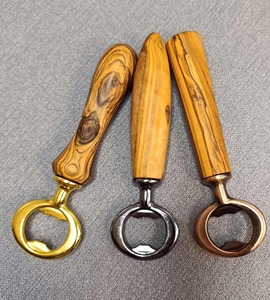 Abridor de botellas de madera de primera calidad con bandeja de servicio, ideal para una presentación elegante de bebidas en fiestas, procedente de la India. - Product Image 1