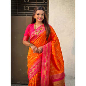 Sari en soie douce à carreaux orange traditionnel Elite Weaves avec contraste tissé Zari 650g pour robes de bal - Product Image 5