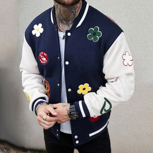 Chaqueta Varsity para Hombre con Parches de Flores Multicolores, Chaqueta Bomber Azul Marino con Mangas Crema, Estilo Vintage Urbano, Uniforme de Béisbol Bordado - Product Image 2