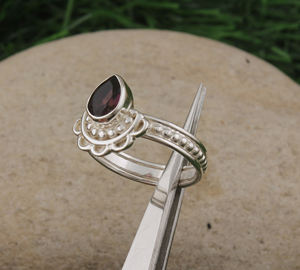 แหวนเงินแท้ 925 ประดับพลอยโกเมนสีแดง สไตล์มินิมอล เรียบหรู ดูดี เหมาะสำหรับผู้หญิง ดีไซน์เรียบง่าย บางเบา สามารถสวมซ้อนกันได้ เหมาะสำหรับงานปาร์ตี้ เครื่องประดับคุณภาพดี ขายส่ง - Product Image 2