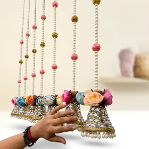 Décoration murale bohème en tissu avec fleurs, clochettes, miroirs et perles pour l'entrée de Diwali - Product Image 1