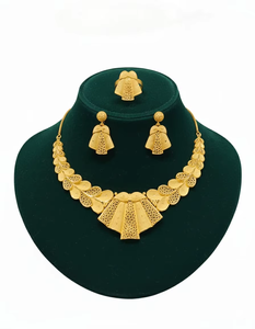 Parure de bijoux 3 pièces classique plaqué or 24 carats avec collier sautoir et plaque, détails intemporels, cadeau sophistiqué pour mariage et fiançailles - Product Image 1