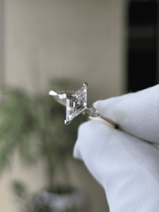 Anillo de Oro de 14K con Corte de Cometa, Cultivado en Laboratorio, 0.80 Ct, Certificado IGI, VS1, Banda Abierta, Diseño Geométrico, Engaste de Garras, Joyería Fina Moderna para - Product Image 4