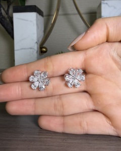 Encantadores Pendientes de Diamantes con Corte de Pera y Diseño Floral, Oro de 18K, Joyería Fina de Lujo, Proveedor Mayorista - Product Image 6