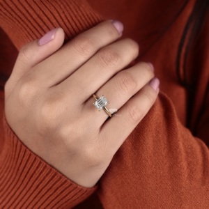 Anillo de Compromiso Solitario de Oro de 14K con Diamante Cultivado en Laboratorio de Corte Esmeralda de 2.00 CT, Certificado por IGI, Minimalista, Delicado, Clásico, Regalo de Boda para Ella - Product Image 2