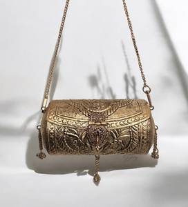 Bolso de mano bohemio de latón con borlas y correa de cadena, forma rectangular, decoración para el hogar, para sala de estar, uso en interiores. - Product Image 1