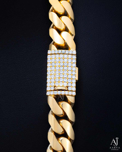 สร้อยคอ AARVA JEWELS ชุบทอง 18K เงินสเตอร์ลิง ดีไซน์ Cuban Link ประดับเพชรโมอิสซาไนต์ สายหนา ตัวล็อกแบบ Iced Clasp เครื่องประดับโดดเด่นสำหรับทุกเพศ สไตล์ฮิป - Product Image 4
