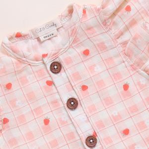 Top Quality Organic MuslinFrill Half Romper-Estampado de fresa - Product Image 3