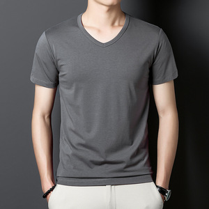 เสื้อยืดคอกลมผ้าคอตตอนผสมไหมไอซ์ซิลค์สำหรับผู้ชาย แขนสั้น สีพื้น ดีไซน์พิมพ์ลายปักโลโก้ OEM แบบกำหนดเอง สำหรับฤดูร้อน ระดับพรีเมียม - Product Image 3