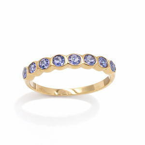 Bague en argent sterling 925 avec huit pierres de tanzanite rondes serties dans un serti clos par Ishime Jewels, plaquée or et rhodium - Product Image 1