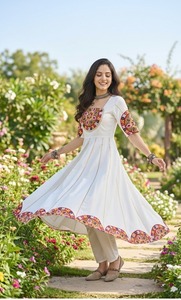 Conjunto de Kurti y Pantalón de Algodón Premium para Mujer, Bordado con Espejos Originales |   Ropa Festiva para Navratri Garba - Product Image 2