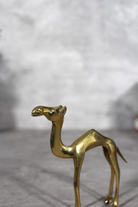 Figurine de chameau en laiton artisanale, sculpture élégante d'animal du désert, statue de dromedaire en métal, décoration de luxe pour la maison, ornement de table - Product Image 2