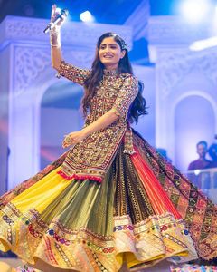 Conjunto de Lehenga Choli con Estampado Multicolor Especial para Navratri, con Trabajo de Espejos Reales, Lehenga de Algodón Muslin, Diseño de Garba Dandiya - Product Image 4