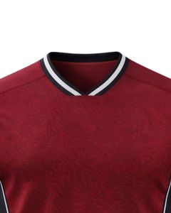 T-shirt de sport personnalisé pour homme, rouge et noir, manches courtes, col en V, respirant, séchage rapide, entraînement athlétique, course à pied, jersey de sport - Product Image 4