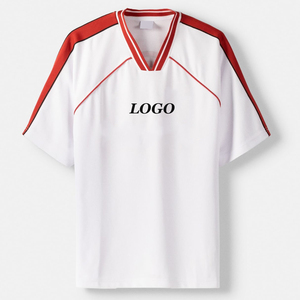 T-shirt blanc à col en V et manches courtes pour homme avec bordure contrastante rouge et logo imprimé sur le devant, coupe décontractée, en polyester tricoté, 2026 - Product Image 3