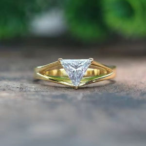 Anillo Solitario de Diamante con Corte Triangular de Moissanita de 0.61CT, Creativo y Artesanal, para Mujer, Plata 925 Original, Regalo Premium para Amigas - Product Image 1