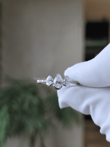 Bague à trois pierres en diamant de laboratoire taille poire 0,75 carat, en or avec bande pavée, pour fiançailles et anniversaire, bijoux fins pour femme - Product Image 3