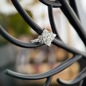 Bague de fiançailles pour femme en or blanc 14 carats plaqué rhodium, diamant taille marquise 1,50 carat certifié IGI, pierres latérales, design floral - Product Image 3