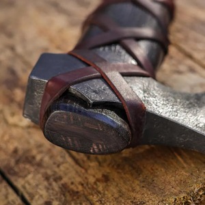 Hache Tomahawk forgée à la main avec fourreau en cuir, manche en bois, lame en acier forgé, hache de survie - Product Image 3