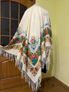 Écharpe triangulaire en velours bleu marine brodée de fleurs en soie, avec franges et pompons, pour femmes, soirée et mariage - Product Image 2