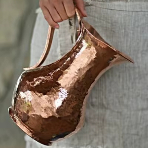 Ensemble de carafes en cuivre pour une solution d'hydratation haut de gamme, ensemble métallique de stockage d'eau avec verres, durable, réutilisable, pour la cuisine et la salle à manger. - Product Image 1
