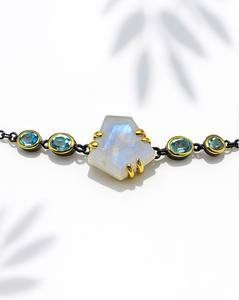 สร้อยข้อมือผู้หญิงหรูหราประดับมูนสโตนสีรุ้ง เงินแท้ชุบทอง - ความสง่างามอันละเอียดอ่อนและแสงนวลๆ - Product Image 3