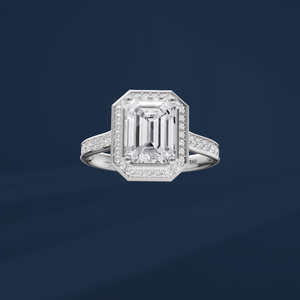 Anillo de compromiso de platino con diamante de corte esmeralda para mujer, con halo y diamantes laterales, estilo clásico - Product Image 2
