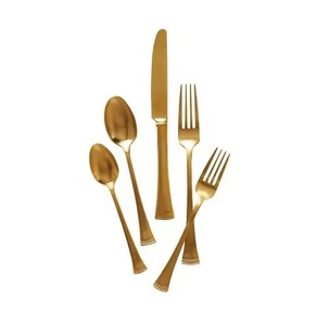 Un magnifique ensemble de couverts au fini doré riche ajoute une touche luxueuse et moderne aux arrangements de table. - Product Image 2