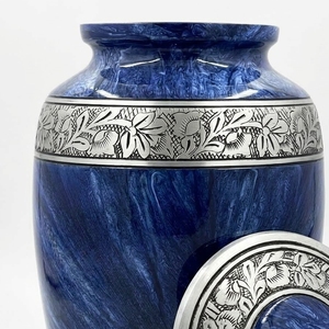 Urne funéraire en aluminium bleu cobalt marbré avec bande gravée argentée pour cendres d'adultes, 24 pouces - Product Image 2