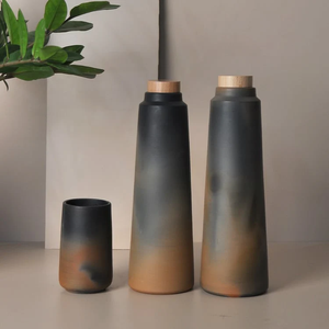 Bouteille en terre cuite artisanale bicolore - 800 ml avec bouchon en liège et couvercle en bois (verre non inclus) - Product Image 2