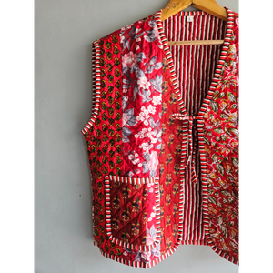 Chaleco acolchado rojo con estampado floral para mujer, estilo denim con patchwork, sin mangas, con bolsillos, para uso casual, regalo para ella. - Product Image 2