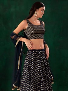 Ensemble Lehenga en satin de soie indien brodé de fleurs pour femme, avec crop top sans manches et jupe longue jusqu'aux chevilles, idéal pour les festivals et les soirées - Product Image 3