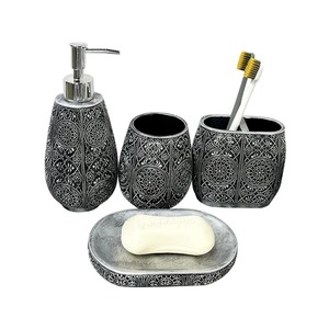 Ensemble d'accessoires de salle de bain au design élégant noir et blanc pour l'accueil des invités, la décoration festive et une présentation élégante sur la coiffeuse - Product Image 4